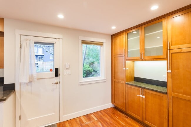 Building Photo - Beautiful 4 Bedroom Home in Queen Anne!