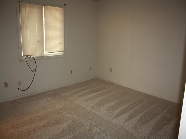 Building Photo - Duplex Conveniently Located Next to the Elementary, Jr. High & Park!