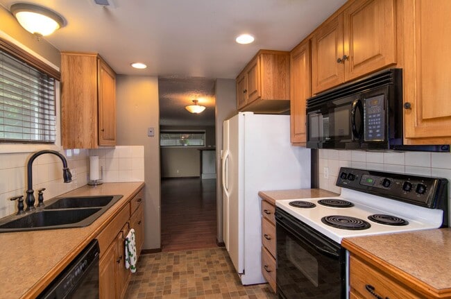 Building Photo - South Hill cute 2 Bed 1 Bath rancher with ...