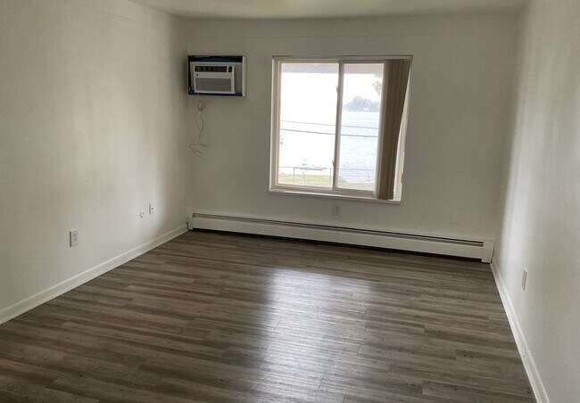 Building Photo - 719 E Walled Lake Dr