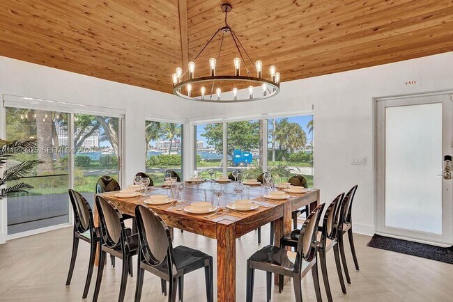 Building Photo - 911 N North Lake Dr