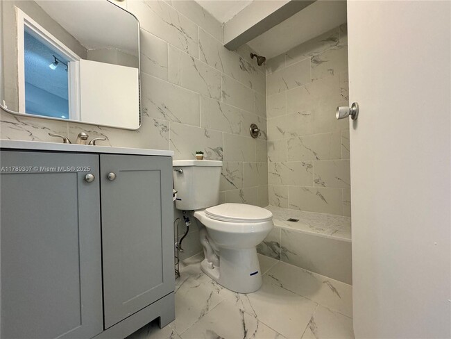 Building Photo - 801 Brickell Bay Dr