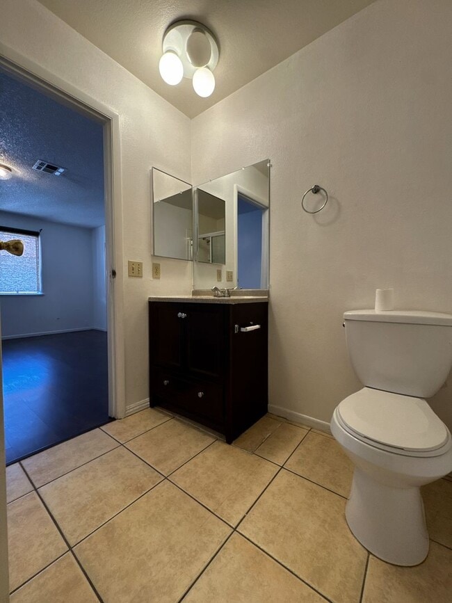 Building Photo - 2 Bed 2.5 Bath Single House near Rainbow/Tropicana