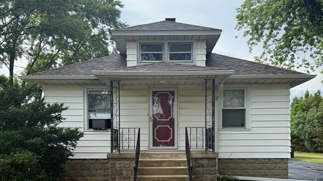 Building Photo - 930 E North St