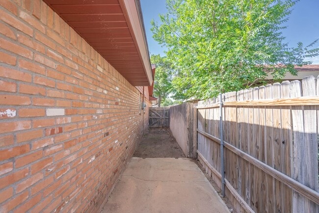 Building Photo - 1523 Doe Ln