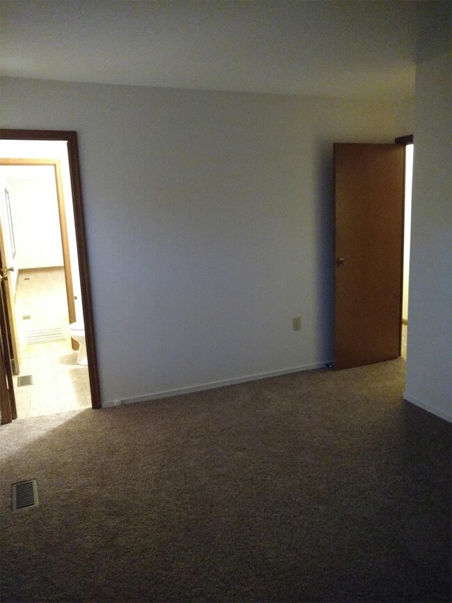 Building Photo - 557 Eagle Dr