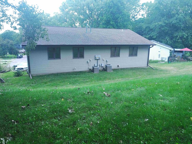 Building Photo - 701 Iroquois Ct