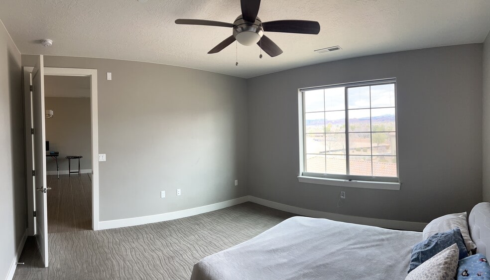 Master bedroom - 810 S Dixie Dr