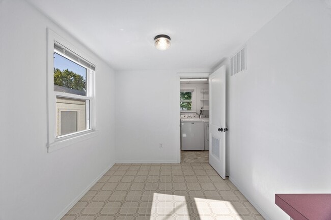 Building Photo - Well Cared for Single Family Home in Conve...