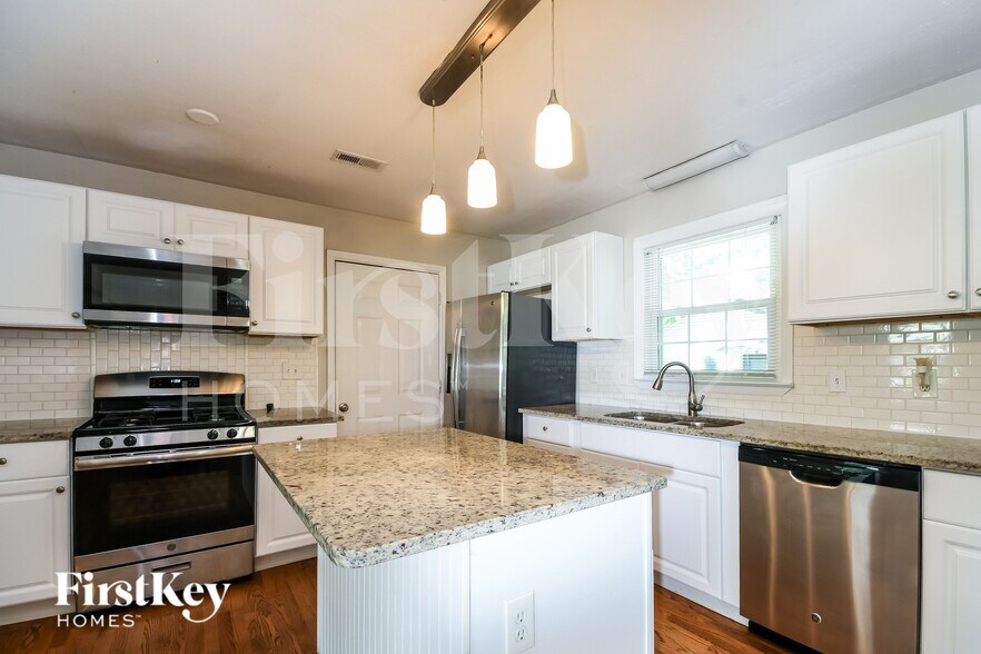 Building Photo - 2080 Bishop Dr