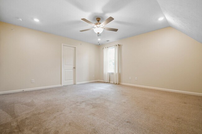 Building Photo - Pet Friendly Three Bedroom in Pleasant View!