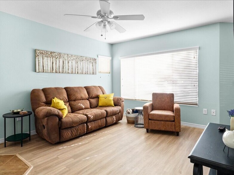 Building Photo - 1295 N Ash St