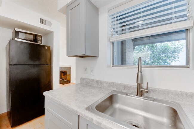 Building Photo - 2021 Spenwick Dr