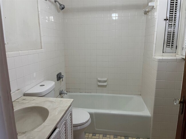 Building Photo - 124 Squires Ave