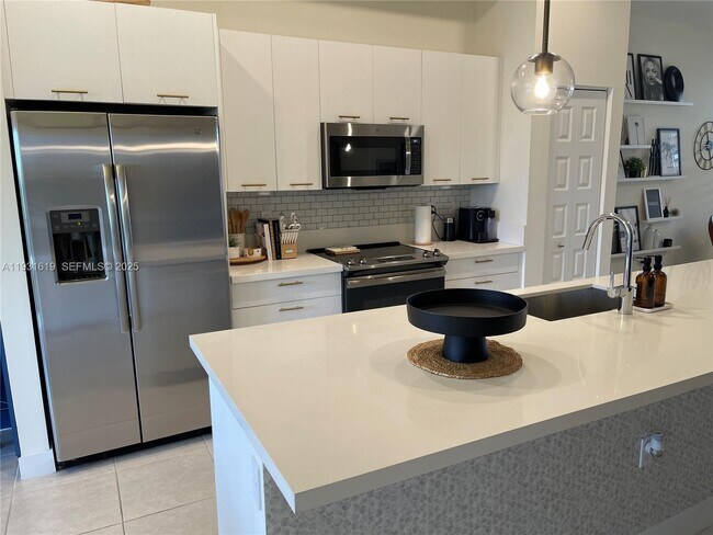 Building Photo - 8175 NW 104th Ave