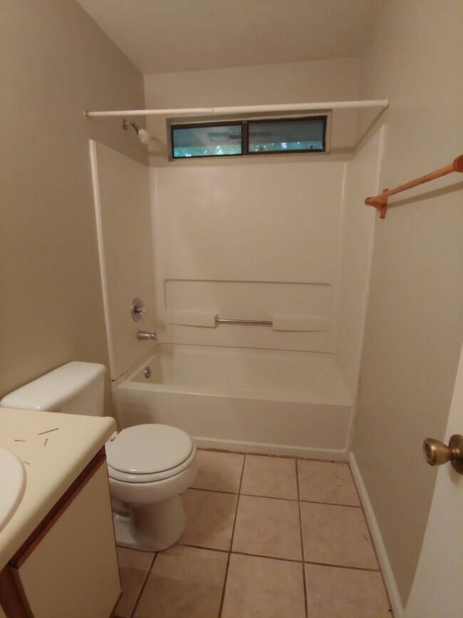 Building Photo - 905 Tomahawk Ct