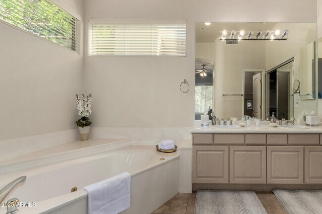 Building Photo - 8250 E Mountain Spring Rd