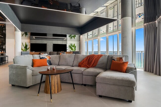 Building Photo - 8743 Thomas Dr