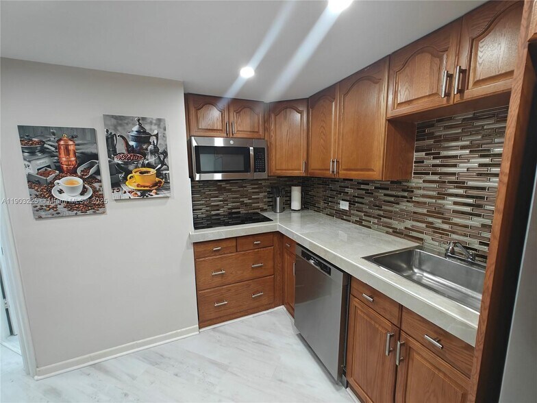 Building Photo - 801 Brickell Bay Dr