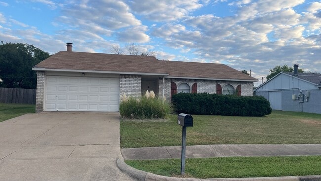 Primary Photo - Very nice home in NRH in Birdville ISD