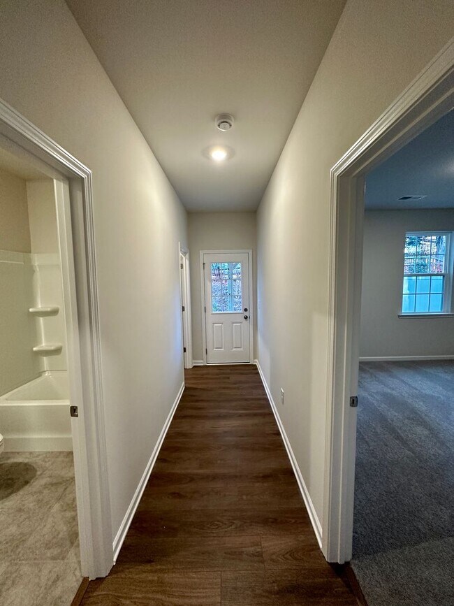 Building Photo - Elegant Townhome located in Ballantyne!