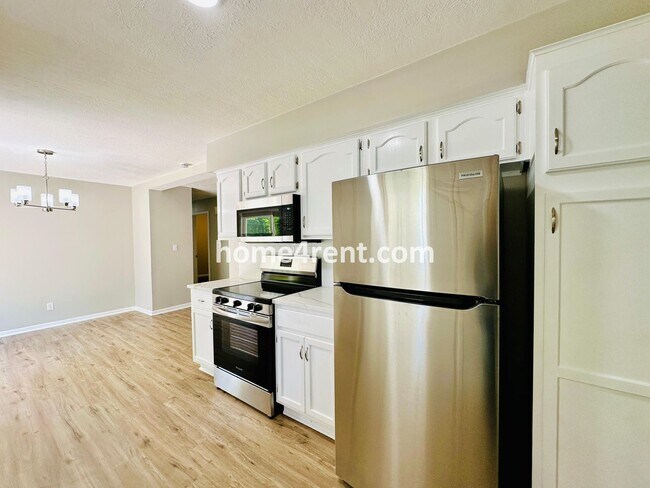 Building Photo - Like New, Ranch Style Home in Raytown - Wood Floors, Finished Basement, Fenced Yard!