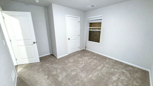Building Photo - Lovely 4-Bedroom Home Near Ivanhoe Park / ...