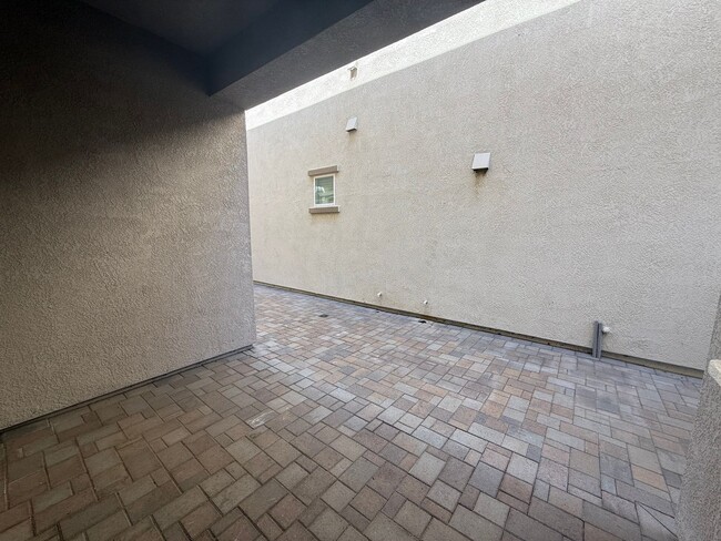 Building Photo - Spacious 3 bed 2.5 bath available in North...