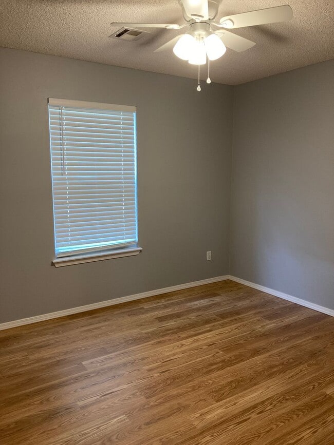 Building Photo - Nice Claremore 3/2/2 Home in Greenbrier Ad...