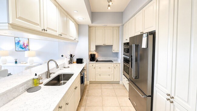 Building Photo - SEASONAL/SHOT TERM/ ANNUAL Turnkey furnished high end condo downtown