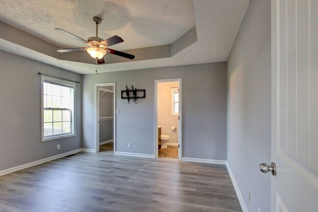 Building Photo - Sweet 3 bed 2 bath.  Cat friendly.