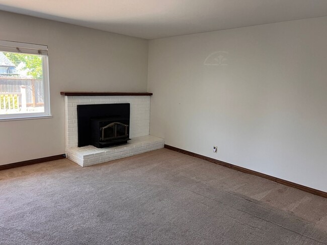 Building Photo - 3 Bedroom home for Rent