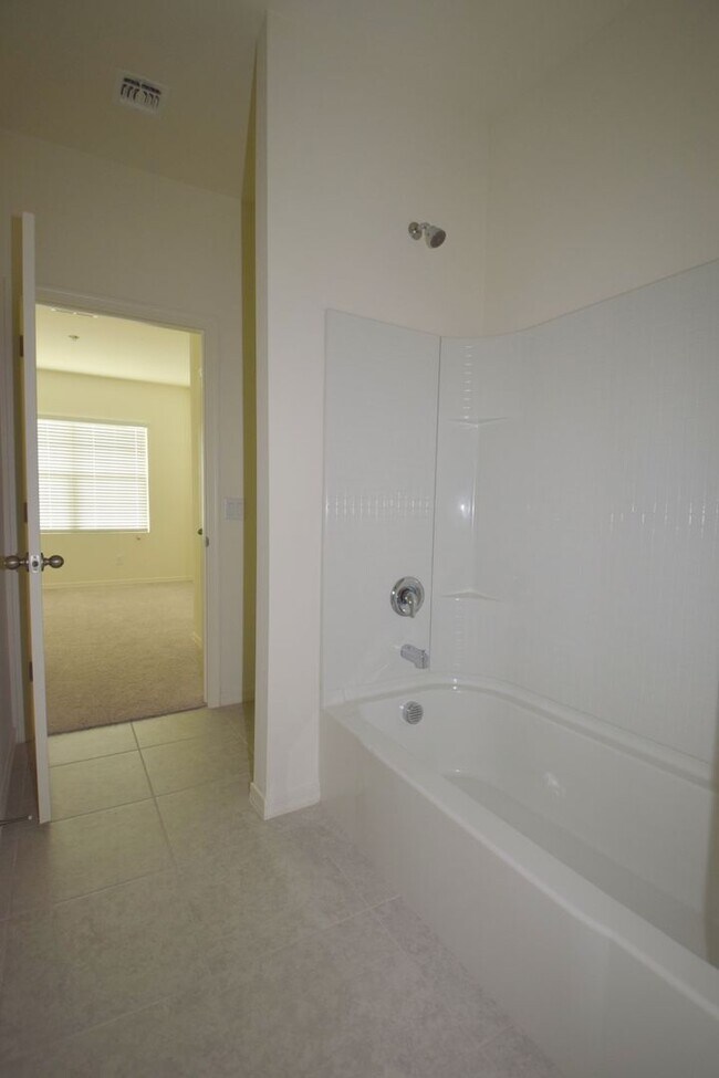 Building Photo - Practically new 4 bed 3 bath home in Mission Royale!