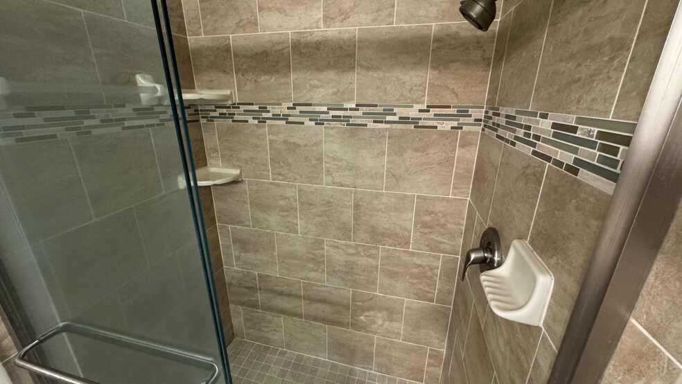 wal-in tile shower - 163 Breezeway Ct