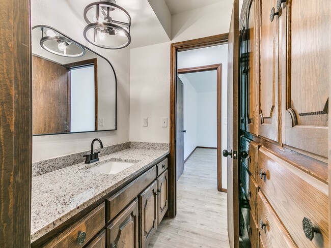 Building Photo - Clador