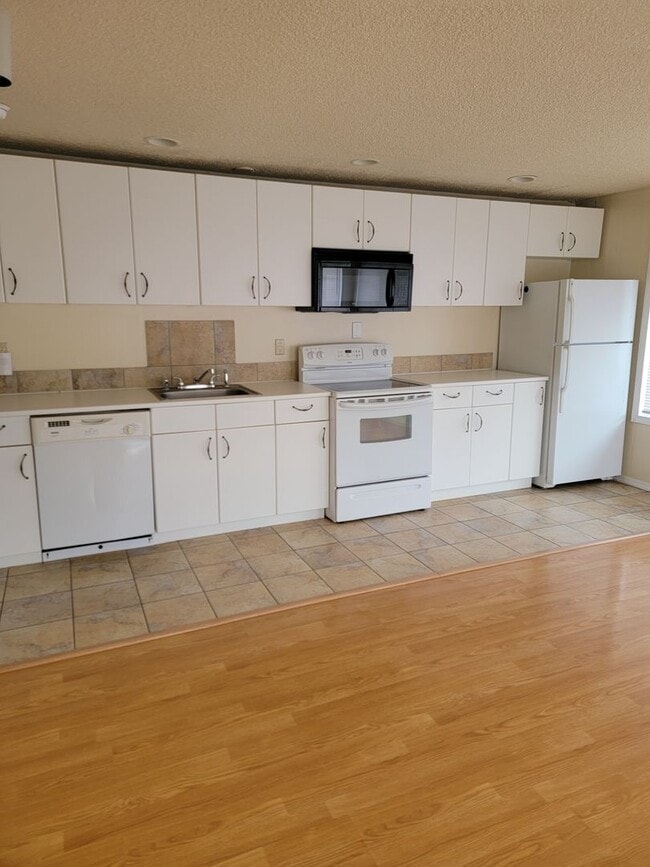 Building Photo - 10617 Westwood Dr SW