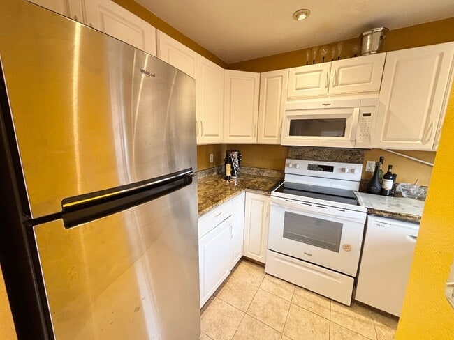 Building Photo - 2 Bedroom 1.5 Bathroom 2 Parkings at Nuuanu Streamside Spacious Ground Floor Unit Available Now!