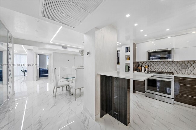 Building Photo - 2030 S Ocean Dr