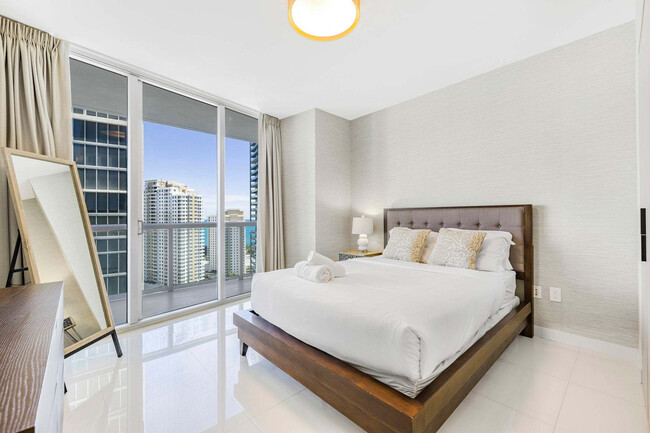 Building Photo - 485 Brickell Ave