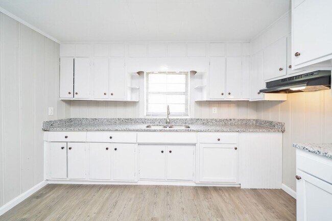 Building Photo - Stunning Renovated 3BR/2BA Home – Move-In ...