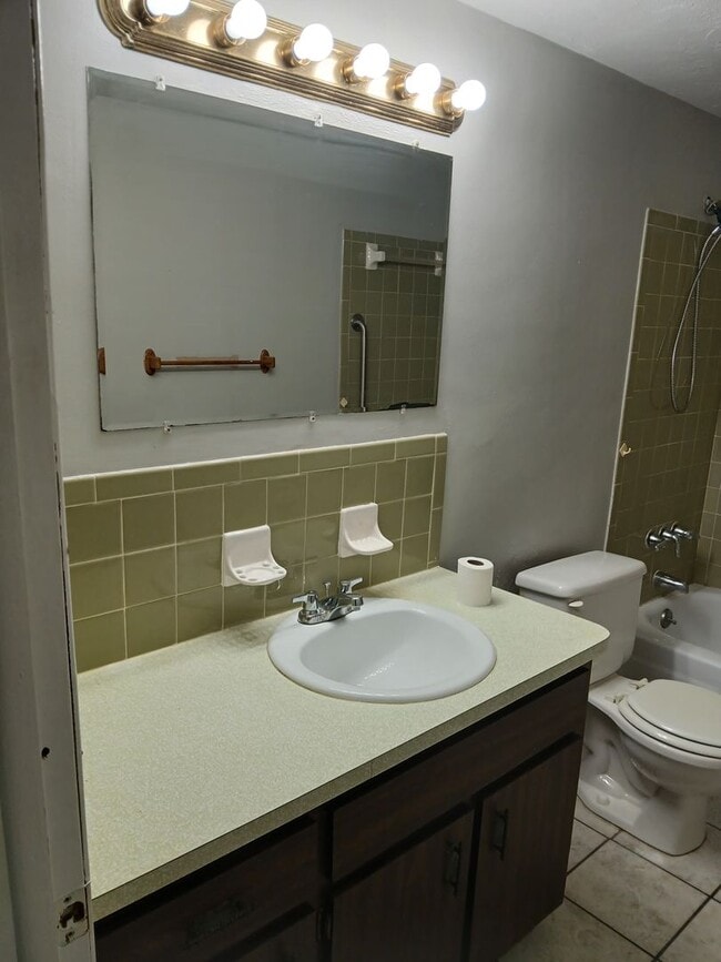 Building Photo - Updated 2 Bed / 2 Bath Home for Rent – Near Downtown New Port Richey