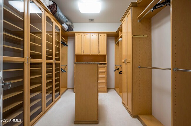 Building Photo - 6649 E Berneil Dr