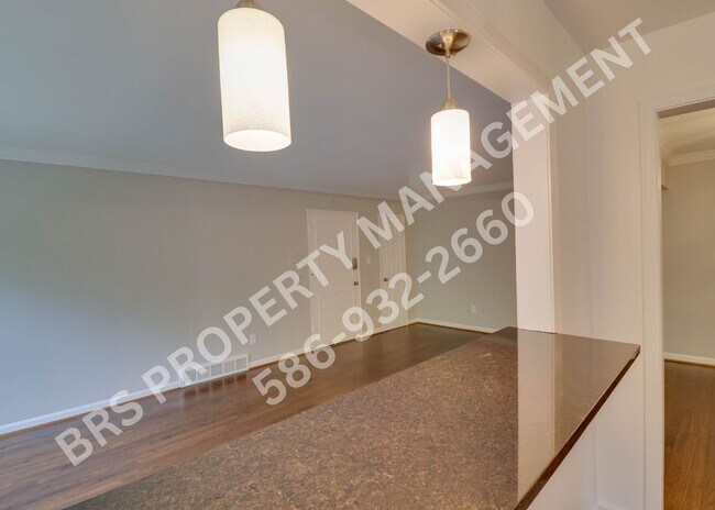 Building Photo - Move-In Ready 2BD Apt – Walk to Downtown R...