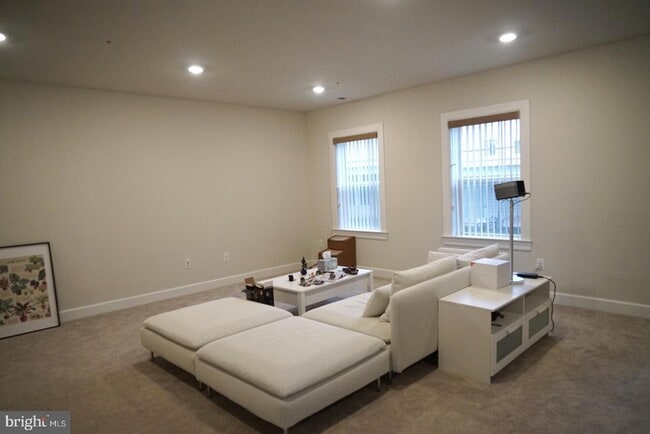 Building Photo - 730 Quarry Point Rd