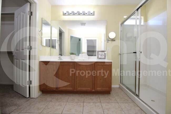 Building Photo - 2009 E Lindrick Dr