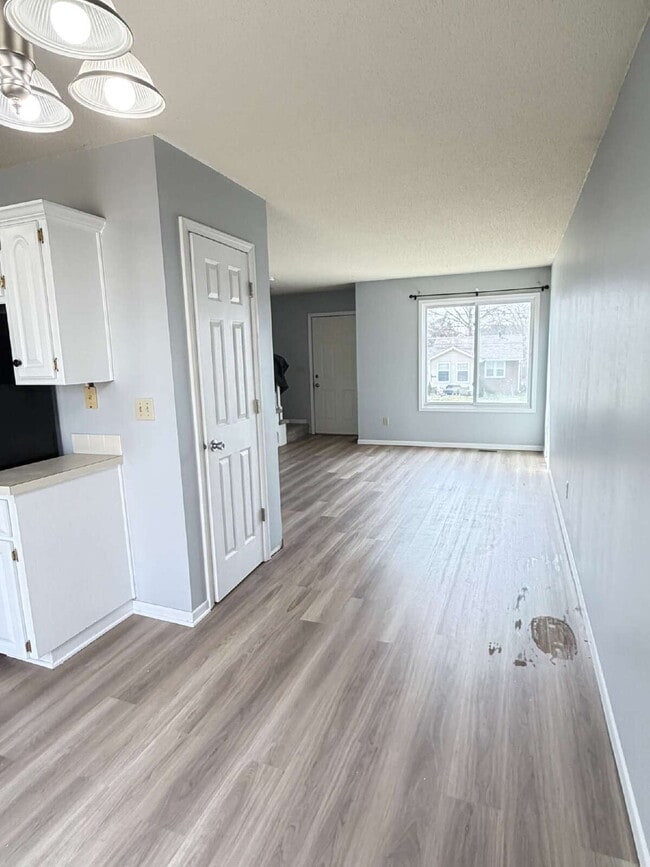 Building Photo - Newly renovated 2-bedroom 1.5 bath townhouse Near Merle Hay Mall!