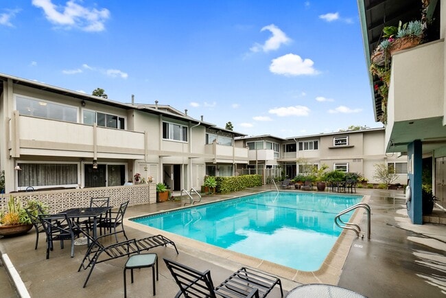 Building Photo - Unbeatable Location! Bright 1 Bed, 1 Bath ...