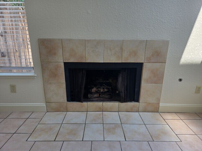 Building Photo - 3 bedroom condo w/2 car garage!