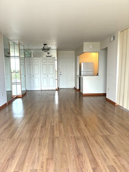 Building Photo - 2500 NE 135th St