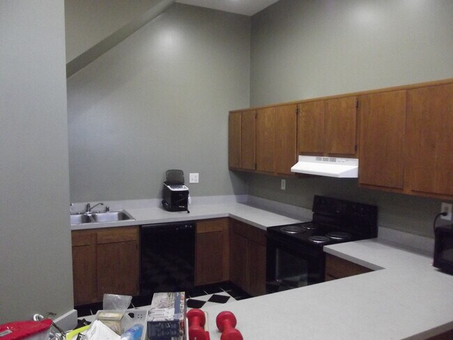 Kitchen - 912 E Chestnut St